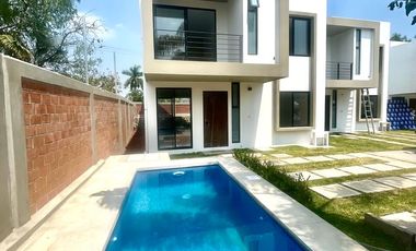 VENTA DE CASA CON ALBERCA EN CONDOMINIO DE 15 CASAS EN JIUTEPEC, MORELOS.