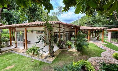 HERMOSA CASA CAMAPESTRE EN MEDIO DE LA NATURALEZA