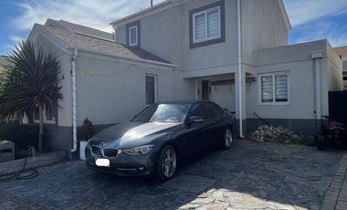 Se vende acogedora casa, Cond. Los Remos, Laguna del Sol