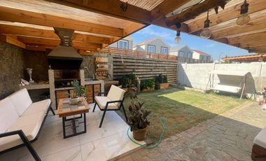 Se vende acogedora casa, Cond. Los Remos, Laguna del Sol