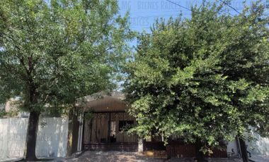 Casa D UNA SOLA PLANTA n venta Los Cedros abajo de Cumbres 3er Sector, a 30m de esquina, a 2 cuadras de parque, a 1.3km (4 min) de Paseo de los Leones