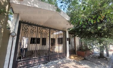 Casa D UNA SOLA PLANTA n venta Los Cedros abajo de Cumbres 3er Sector, a 30m de esquina, a 2 cuadras de parque, a 1.3km (4 min) de Paseo de los Leones