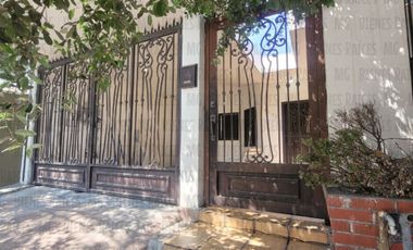 Casa D UNA SOLA PLANTA n venta Los Cedros abajo de Cumbres 3er Sector, a 30m de esquina, a 2 cuadras de parque, a 1.3km (4 min) de Paseo de los Leones