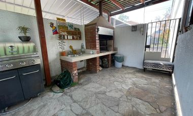 Luminosa Casa Antigua Remodelada En Ñuñoa / 3d 3b
