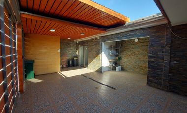 CASA CON  ESTACIONAMIENTO