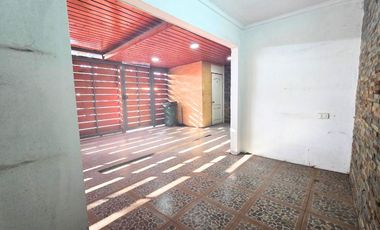 CASA CON  ESTACIONAMIENTO