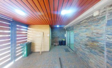 CASA CON  ESTACIONAMIENTO