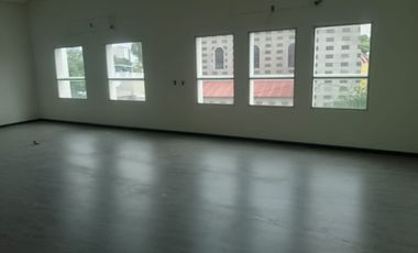 Edificio Corporativo en Esquina, a Pasos de La Minerva.