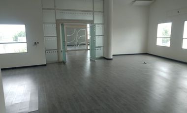 Edificio Corporativo en Esquina, a Pasos de La Minerva.