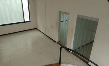 Edificio Corporativo en Esquina, a Pasos de La Minerva.