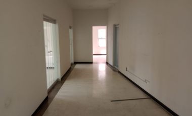 Edificio Corporativo en Esquina, a Pasos de La Minerva.