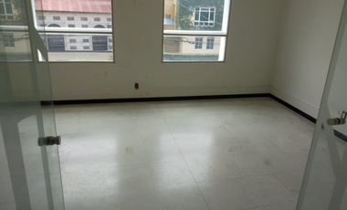 Edificio Corporativo en Esquina, a Pasos de La Minerva.