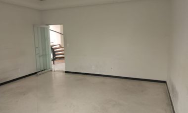 Edificio Corporativo en Esquina, a Pasos de La Minerva.