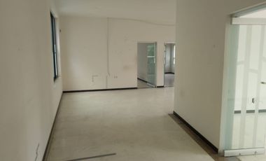 Edificio Corporativo en Esquina, a Pasos de La Minerva.