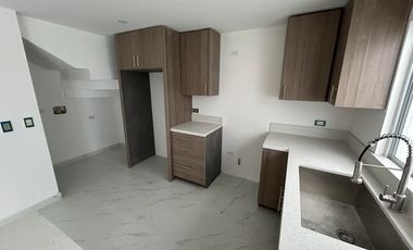 Casa en RENTA en Lienzo Residencial, colonia Loma Bonita, vía rápida Alamar.