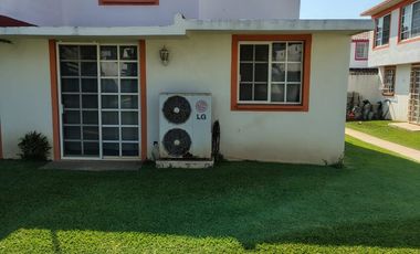 Fracc. Joyas del Marques, Casa dos niveles con alberca