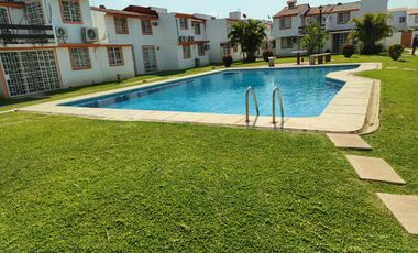 Fracc. Joyas del Marques, Casa dos niveles con alberca
