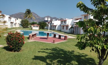 Fracc. Joyas del Marques, Casa dos niveles con alberca