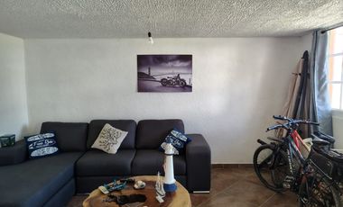 Fracc. Joyas del Marques, Casa dos niveles con alberca