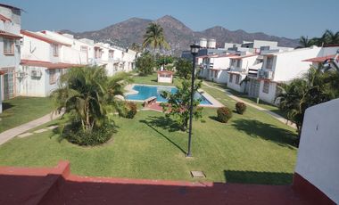 Fracc. Joyas del Marques, Casa dos niveles con alberca