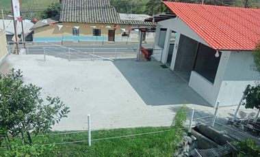 URCUQUI, VENDO CASA COLONIAL, CON LOCAL Y DOS SUITES