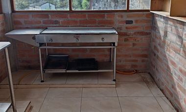 URCUQUI, VENDO CASA COLONIAL, CON LOCAL Y DOS SUITES