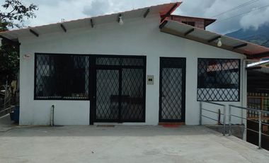 URCUQUI, VENDO CASA COLONIAL, CON LOCAL Y DOS SUITES