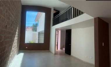 CASA EN VENTA A PIE DE CALLE CON OPCIÓN PARA ADAPTAR COMO OFICINA A UNAS CALLES DE Calzada Zavaleta PUEBLA