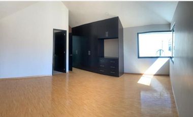 CASA EN VENTA A PIE DE CALLE CON OPCIÓN PARA ADAPTAR COMO OFICINA A UNAS CALLES DE Calzada Zavaleta PUEBLA