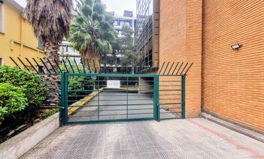Estacionamiento Techado En Primer Piso En Providencia.