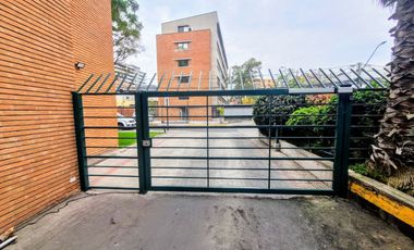 Estacionamiento Techado En Primer Piso En Providencia.