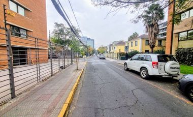 Estacionamiento Techado En Primer Piso En Providencia.