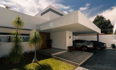 Casa en Venta, Residencia de Lujo, – El Palomar, Sección Bosques
