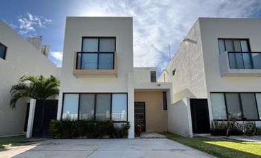 CASA CON 3 RECÁMARAS Y PISCINA EN ZENSIA RESIDENCIAL, CONKAL, MÉRIDA.
