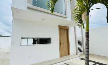 Venta de casa de 3 habitaciones en urbanización privada, Sur de Manta.