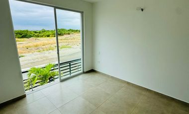 Venta de casa de 3 habitaciones en urbanización privada, Sur de Manta.