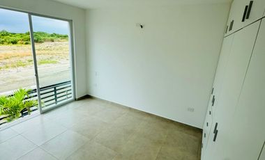 Venta de casa de 3 habitaciones en urbanización privada, Sur de Manta.