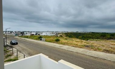 Venta de casa de 3 habitaciones en urbanización privada, Sur de Manta.