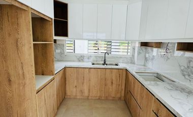 Venta de casa de 3 habitaciones en urbanización privada, Sur de Manta.