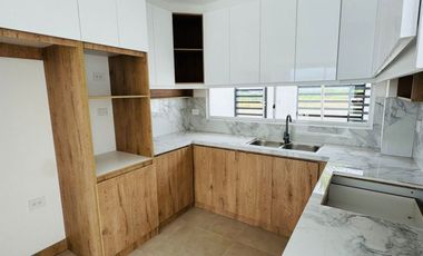 Venta de casa de 3 habitaciones en urbanización privada, Sur de Manta.