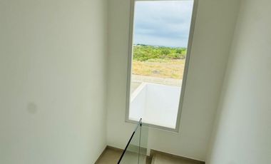 Venta de casa de 3 habitaciones en urbanización privada, Sur de Manta.