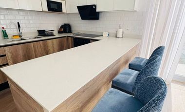 Venta de departamento amoblado de 3 habitaciones en urbanización Porto Manta.