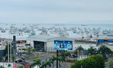 Venta de departamento de 2 habitaciones amoblado frente a Playa El Murciélago en Manta.