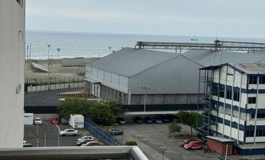 Venta de departamento de 2 habitaciones amoblado frente a Playa El Murciélago en Manta.
