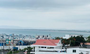 Venta de departamento de 2 habitaciones amoblado frente a Playa El Murciélago en Manta.