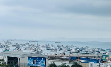 Venta de departamento de 2 habitaciones amoblado frente a Playa El Murciélago en Manta.