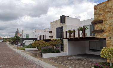 Casa en Remate, con patio, jardín y balcón en Zona de Alta Plusvalía, Col. Cumbres del Lago, Querétaro, Querétaro