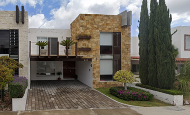 Casa en Remate, con patio, jardín y balcón en Zona de Alta Plusvalía, Col. Cumbres del Lago, Querétaro, Querétaro