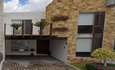Casa en Remate, con patio, jardín y balcón en Zona de Alta Plusvalía, Col. Cumbres del Lago, Querétaro, Querétaro