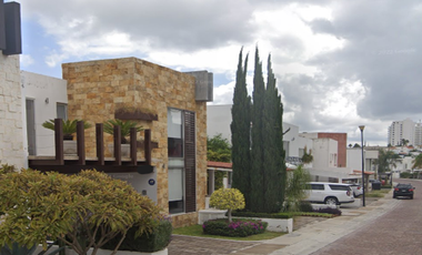 Casa en Remate, con patio, jardín y balcón en Zona de Alta Plusvalía, Col. Cumbres del Lago, Querétaro, Querétaro